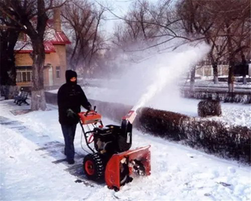 扫雪机的使用和维护