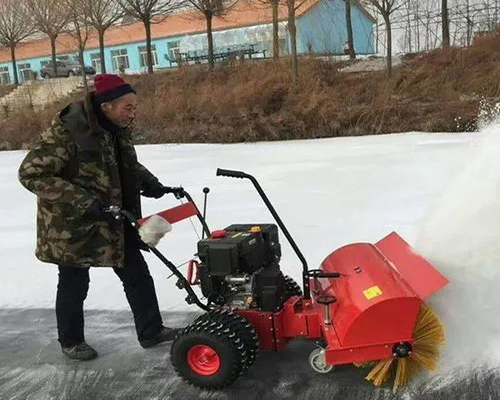 在冬天有一台滚刷扫雪机除雪很简单